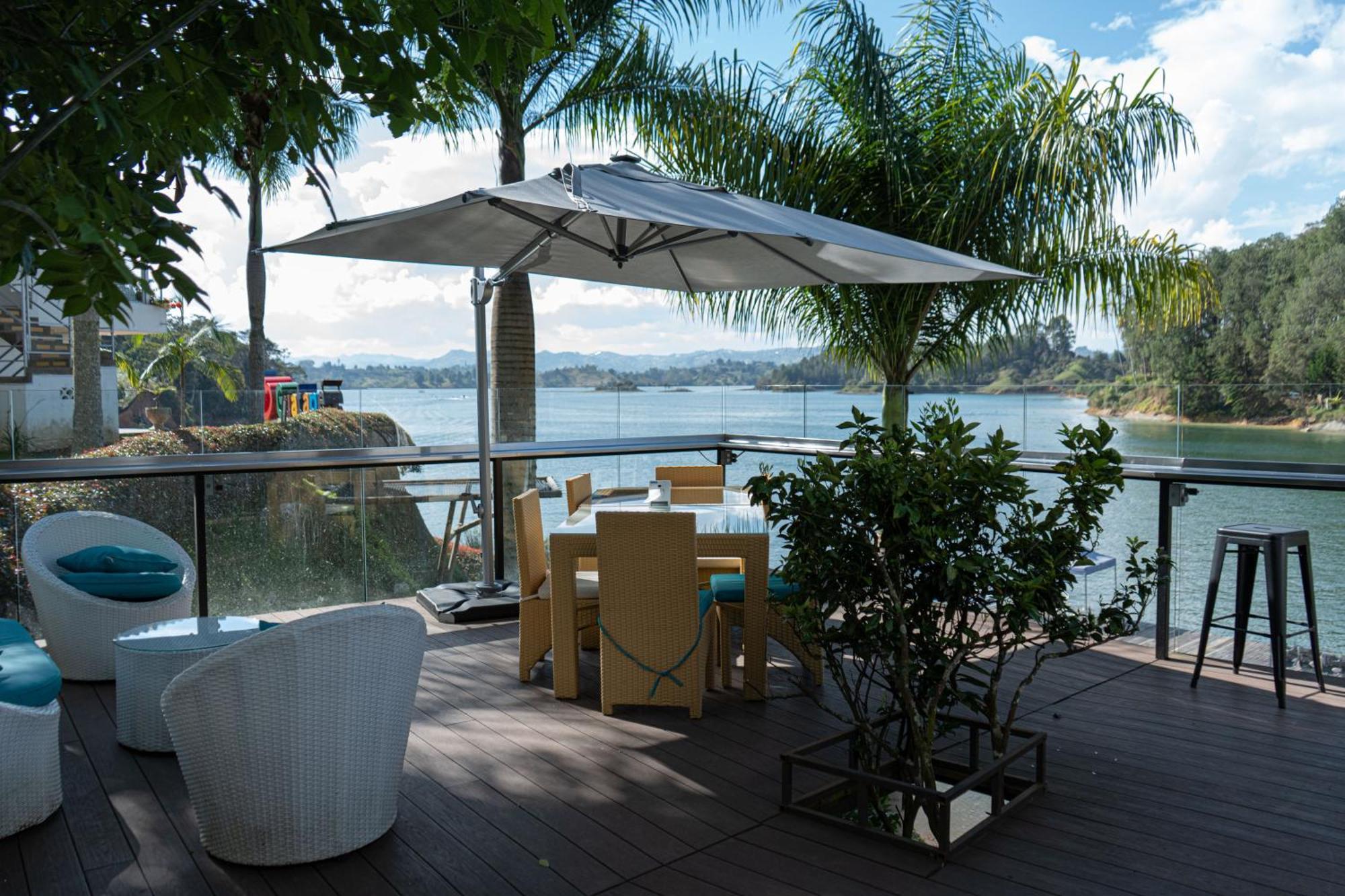 Hotel Los Recuerdos غواتابيه المظهر الخارجي الصورة View of the lake from the restaurant